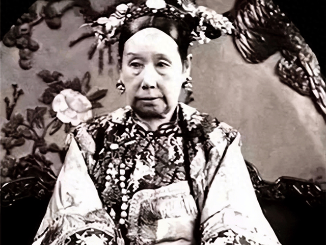 26岁垂帘？她十年练冷笑早把“狠”绣进旗袍边！