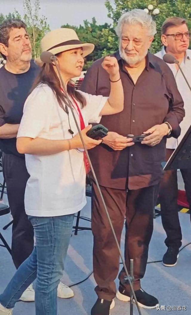 姜昆女儿姜珊46岁了，是个大美女还单身，侧颜像爸爸太明显