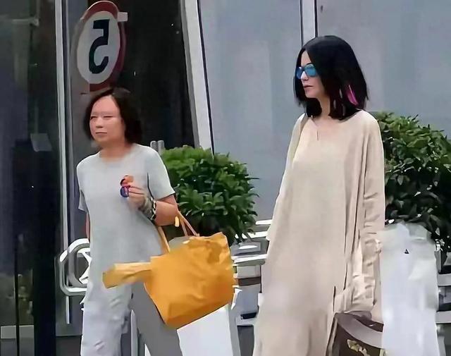 54 岁的王菲在北京街头被人碰到啦，她穿的麻袋裙居然一点都不土