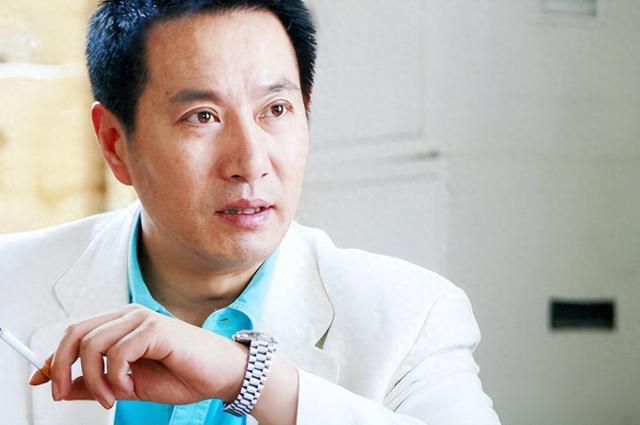 55岁姚刚现状：一生无妻无子，买千万豪宅一个人住，发福后更帅了