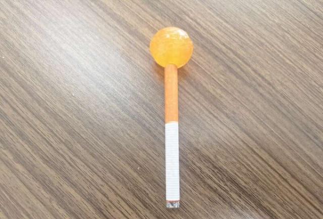 恶搞女老师小游戏攻略（棒棒糖做得跟香烟一样警惕小学生中流行仿烟棒棒糖）