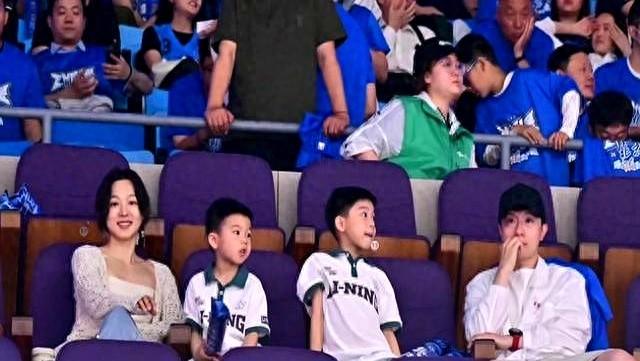 马龙一家四口看球赛！父子三人共用一张脸，夏露在人群中美到发光