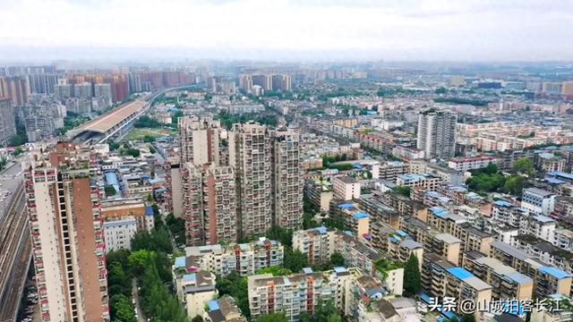 成都人口超160万明星区，动车地铁有轨电车齐全，为何仍被吐槽？