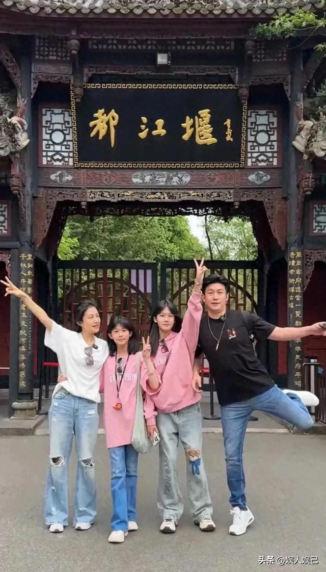 陆毅一家都江堰玩，全家颜值出众腿修长 夫妻携手女儿闹 人生赢家！