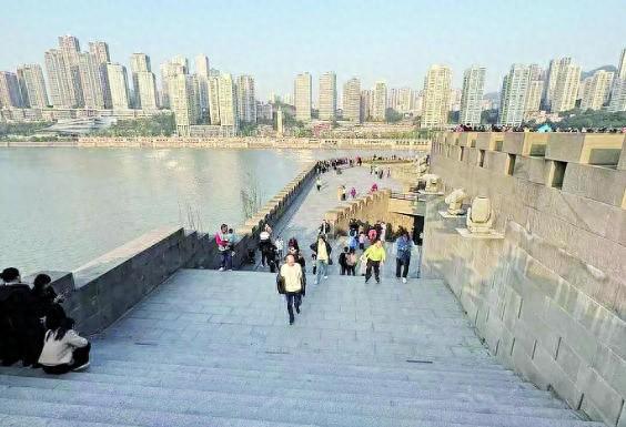 洪崖洞－朝天门－湖广会馆 2．4公里长亲水步道开放