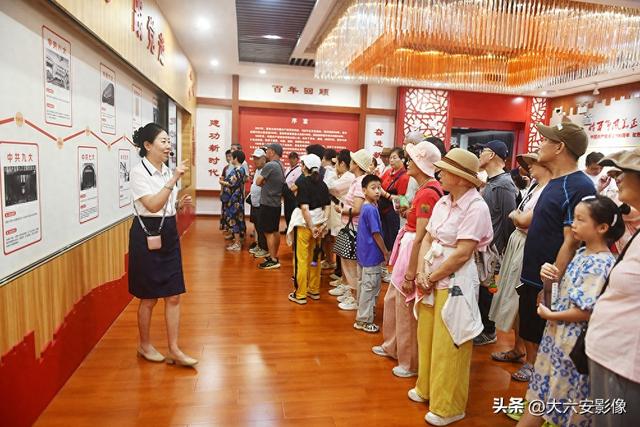 安徽六安：暑期红色旅游升温 红街文化园游人如织