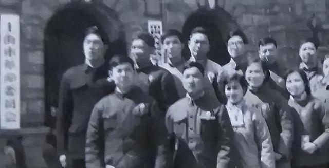 他37岁成为中央委员，1984年被开除党籍，晚年移居美国