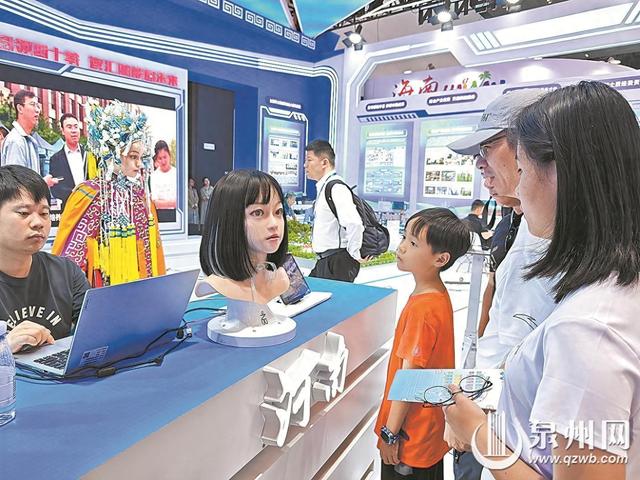 综合交流对接区见闻：兼具美貌与智慧的“人形机器人”