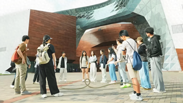 “城市探索家”集结！中外学生闯关7条路线，在行走中读懂多元上海｜新民侨梁