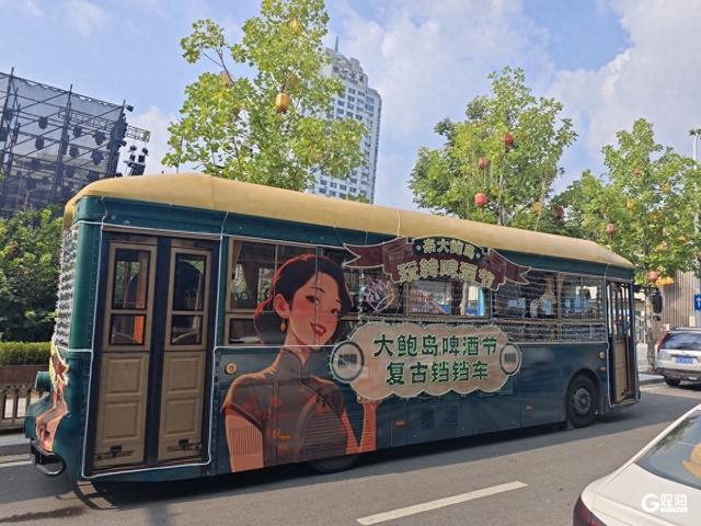 百年老街迎来最潮穿越之旅！电音复古铛铛车亮相青岛啤酒节老城会场