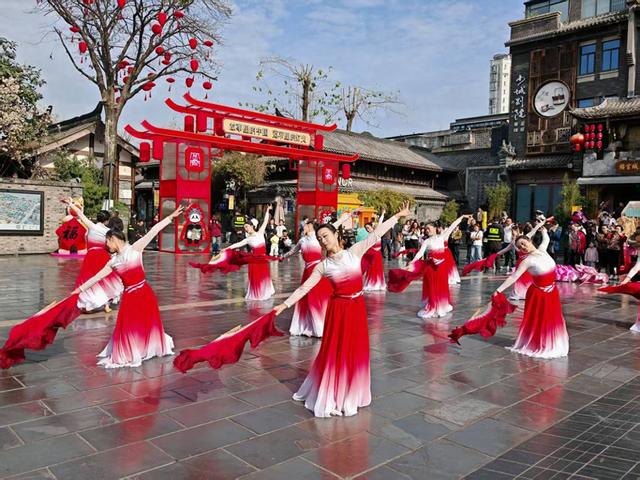 铜梁龙舞“出圈”宽窄巷子 非遗名片闪耀巴蜀文旅走廊