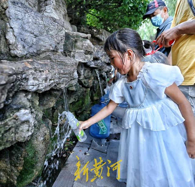 出伏首日济南高温持续 泉水直饮点成市民游客避暑“心头好”