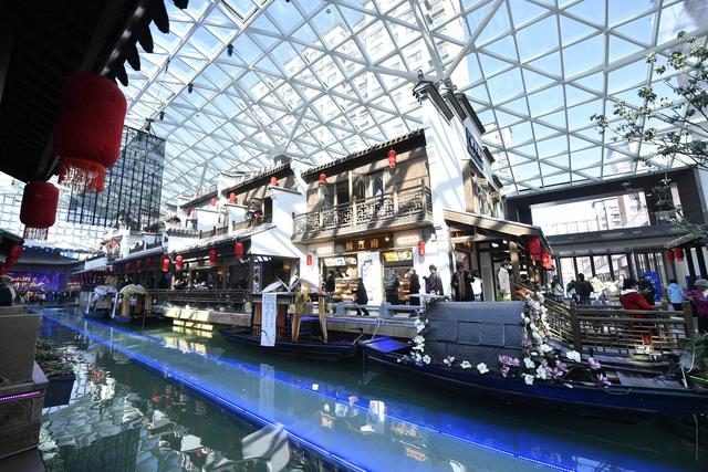 把水乡古镇“搬进”商圈！江南水街开街迎客 打开消费增长新空间