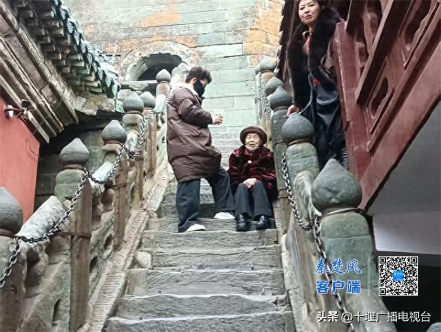 武当山“小红帽”暖心护航 九旬老人圆梦金顶