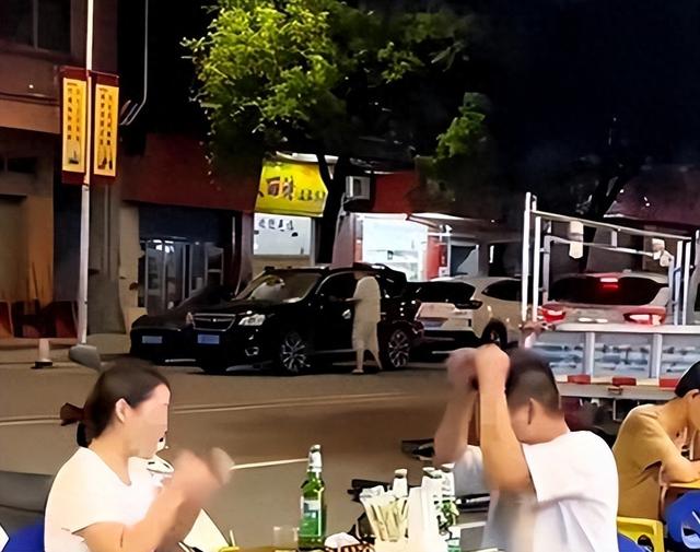 丢人到国外！男子给老外下跪后续，老外和女伴一脸得意，原因炸裂