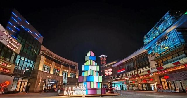 太Chill了!解锁闵行的“欧式慢生活”,在喷泉广场晒太阳、吃烤肉……