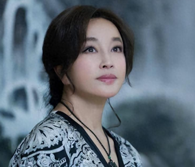 钱再多有什么用？75岁的"风流妖精"刘晓庆，已经走上另一条道路