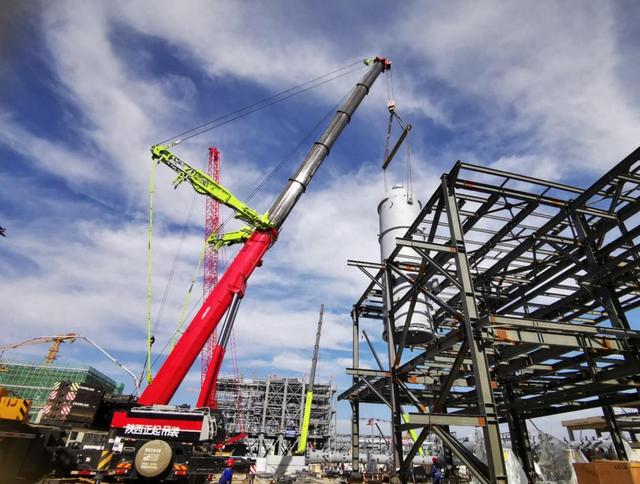 中国化学三化建承建的中煤榆林煤炭深加工基地项目完成关键设备吊装
