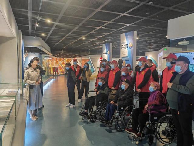 青岛市社会福利院老人：游船之上度重阳