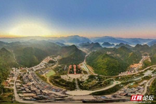 九嶷山：德孝源起处，群峰朝舜来