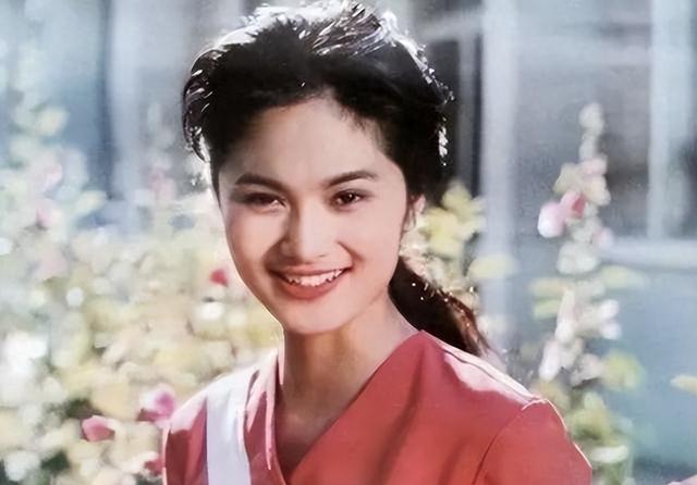 她是80年代央视美女主持，嫁给军委副主席之子，离婚后以卖画为生