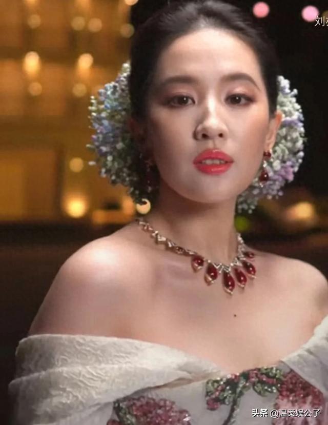 这一夜，合照站位暴露咖位：杨幂被挤，钟楚曦“抢位”，C位亮了