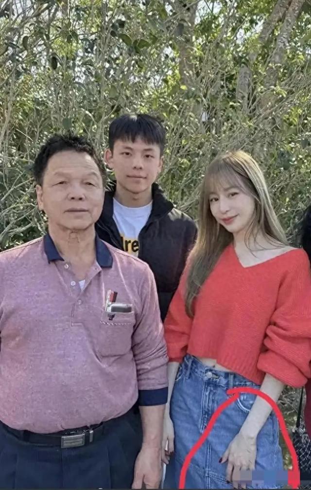 王心凌老家走亲戚，她的手好苍老，这才是她面容的真实状态