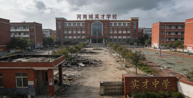 河南13名小学生宿舍遇难，56平挤32人，安全漏洞让人揪心，