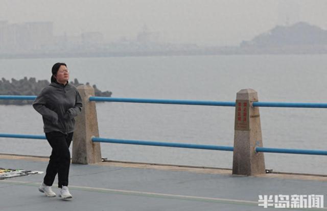 沿海再起雾气，景致若隐若现