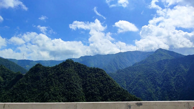 别人自驾我骑摩托！五星岭风电场的正确打开方式：速度与风车共舞