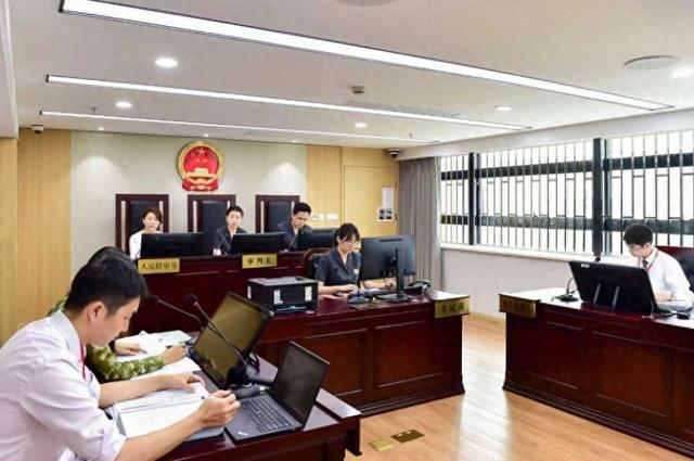 最高法披露“海底捞小便案”详情 两名17岁男生往火锅里小便 家长被判赔220万 律师：这属于监护人兜底赔付