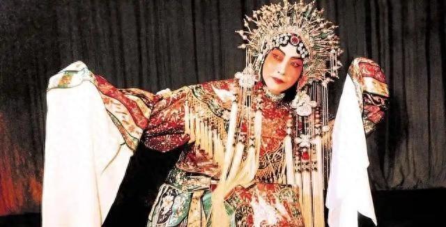 郭德纲老师唱京剧究竟是糟蹋还是振兴？其实严格来讲与京剧没关系