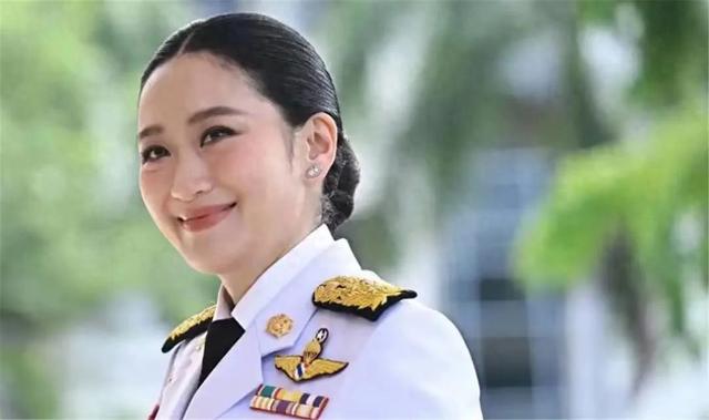 复仇的机会来了，美女总理眼含热泪，号召37万皇家军队大干一场