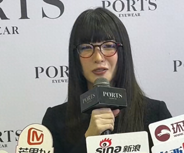 比整容还离谱！39岁江疏影现身活动，脸僵似硅胶，造型丑到认不出