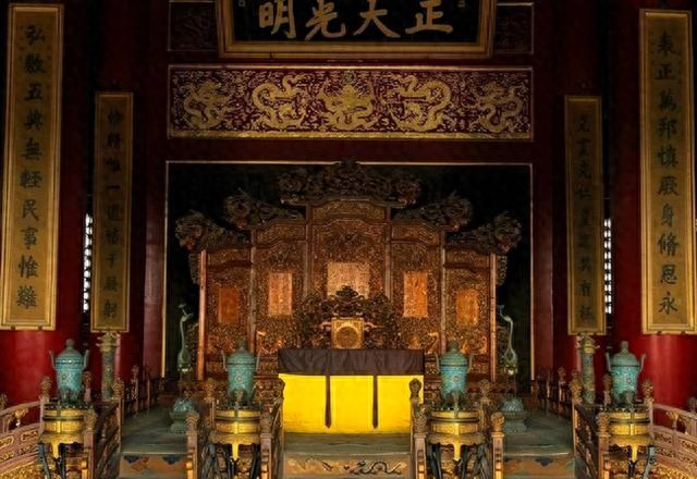 大爷出上联：芙蓉王炮轰大前门，妻子对出的下联堪称千古妙对！
