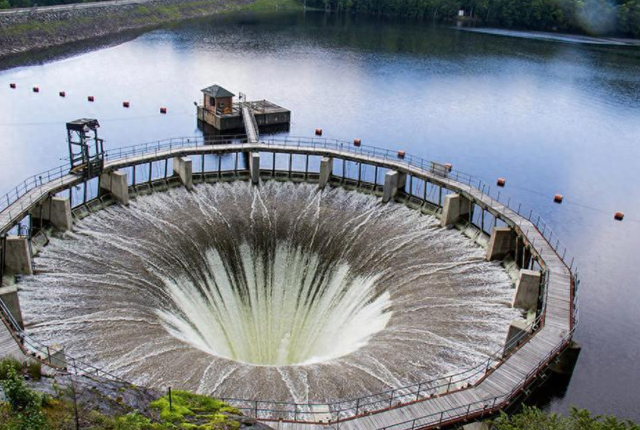 再先进的技术也无法挡住	，75亿大坝被掏空，水库大坝质量红线不容触碰