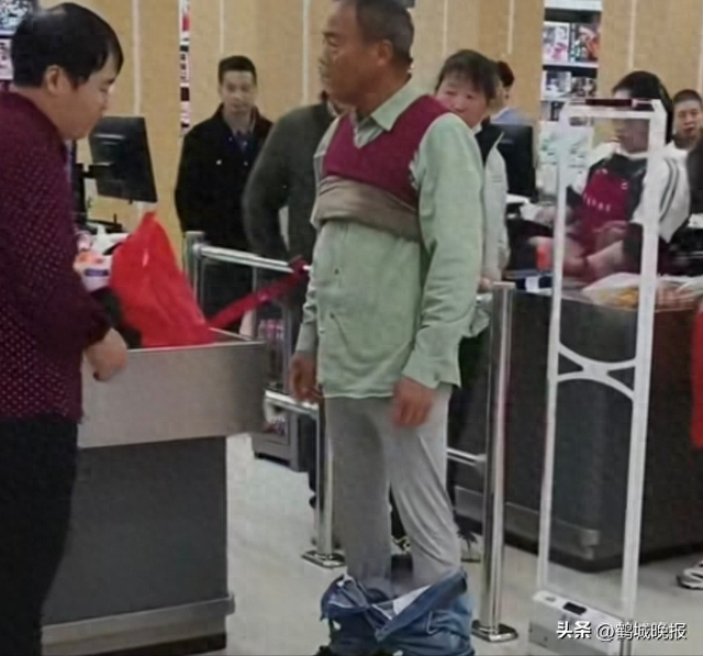 六旬老人超市脱衣证清白，只剩内衣裤时警报仍响，老板身份被扒后和解