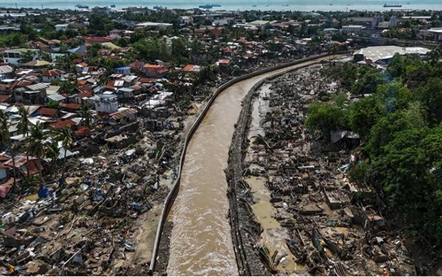 沉默24小时后，中方宣布援菲，受灾人数超百万，马科斯被要求辞职
