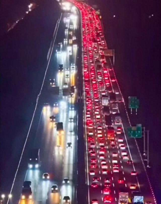 国庆的道路，头顶是航拍奇观“鸳鸯锅”，脚下是180公里的停车场