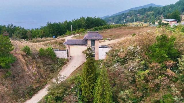 乡间行记:驱车穿行插腊村到岳溪镇,在弯弯山路中找回遗忘的时光