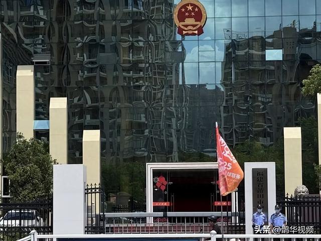 “12岁女孩被继母关厕所17天虐死案”二审择期宣判！生父在庭上为继母哭泣求情，生母掐着自己的手控制情绪