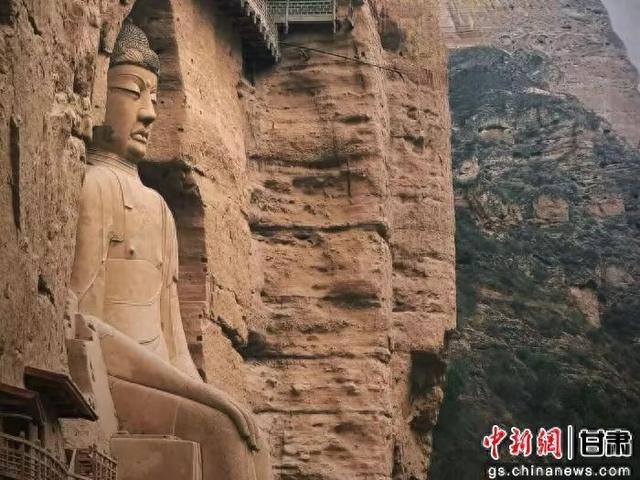 临夏千年佛影映丹霞，人文自然两生花