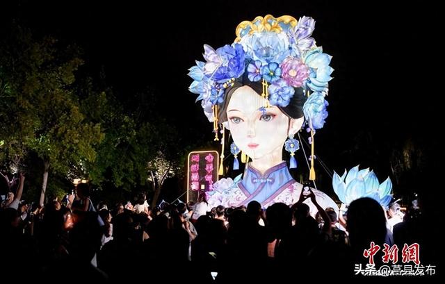 山东济南：大明湖智能“湖畔雨荷”景观亮灯