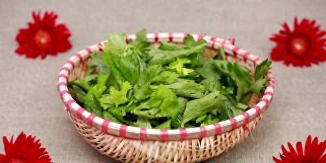 芹菜叶西红柿豆腐汤，越喝越瘦