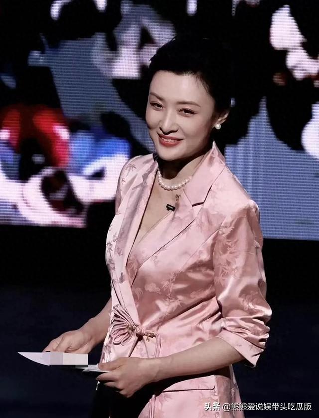 57岁周涛终于换风格!穿粉色西装套装+盘发,年轻至少20岁!