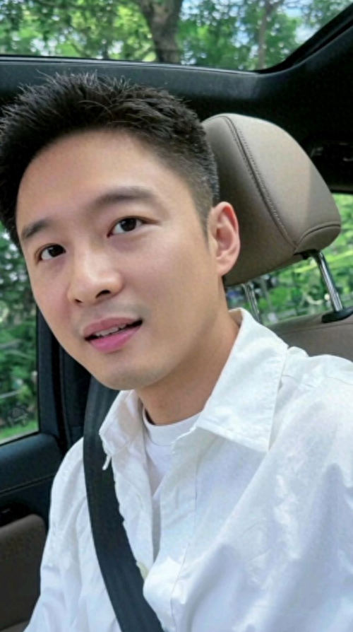 霍启山新恋情曝光不到1天，女方身份被扒光，整个霍家坐不住了！