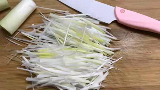 京酱肉丝：一勺酱香征服味蕾！家常做法大揭秘	，新手也能秒变大厨