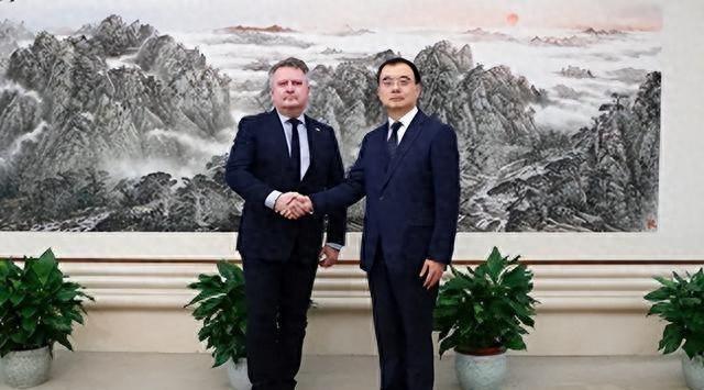 翻脸比翻书快！泽连斯基突然通知中国，准备迎接乌克兰的最新制裁