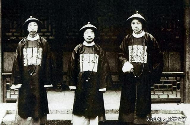 袁世凯的真实老照片：穿龙袍坐龙椅接受朝拜，姨太太确实漂亮！