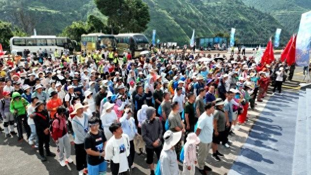 曲靖会泽：千余名勇者极限挑战回龙谷